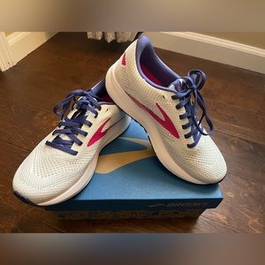 BNIB Brooks Revel